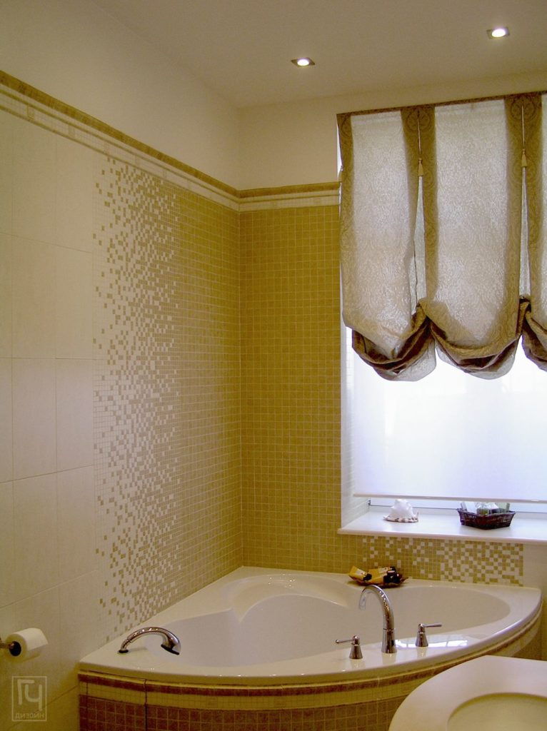 Мозаика на стене ванной